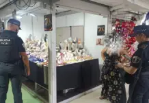 Vigilancia de la venta ambulante en Alicante con productos incautados y agentes presentes