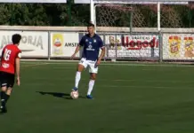 Jugador del Acero conduce el balón ante el Utiel en un partido de Tercera Federación