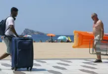Benidorm roza el 90% de ocupación y lidera el tirón hotelero de Alicante en octubre Detalle de la playa de Benidorm en un día de julio, en Alicante