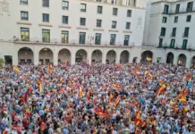 Más de 18.000 personas llenan Alicante en apoyo a Ceuta entre banderas de España y gritos contra Sánchez