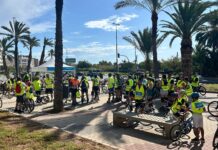La Ciclovía Litoral congrega a decenas de familias alicantinas