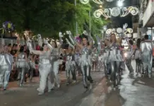 Santa Pola llena sus calles de música y color con más de mil participantes en el Desfile Multicolor