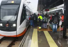 Grupo subiendo a una unidad del TRAM en Villajoyosa