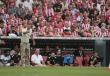 Martín Anselmi, entrenador del Elche, durante un partido de LaLiga en el estadio de San Mamés de Bilbao.