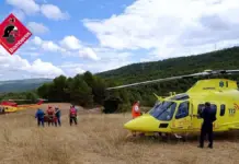 Bomberos rescatan a un ciclista tras caer por un terraplén en Banyeres de Mariola.