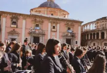 Bandas tocando en un concierto en la plaza de la Virgen de València
