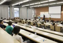 Imagen de archivo de unas oposiciones con aspirantes en un aula