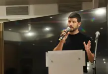 Carles Esteve en un acto, con un mensaje sobre alianzas dentro de Compromís.