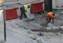 El paro repunta en agosto en la Comunitat Valenciana con 5.847 desempleados más Obreros trabajando en València, imagen de archivo