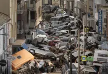 Vehículos amontonados en una calle de Alfafar tras la DANA, en Valencia