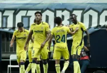 Remontada del Villarreal en La Rosaleda para estrenar su casillero de victorias Pape Gueye celebra el gol 1-2 con sus compañeros del Villarreal ante el Málaga en La Rosaleda.