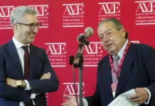 Vicente Boluda y Arcadi España posan ante los medios durante una declaración pública