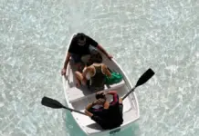 Varias personas refrescándose a bordo de una barca en Valencia y Alicante