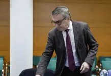 El déficit de la Comunitat Valenciana baja al 1,02 % del PIB pero suma 1.694 millones José Antonio Rovira, conseller de Hacienda, antes de comenzar una reunión
