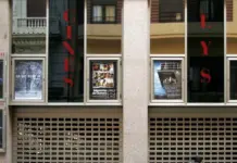 Hombre mirando el interior de un cine