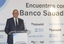 Los minoristas respaldan que Banco Sabadell siga en solitario tras la opa fallida del BBVA Josep Oliu durante un acto con Marc Armengol y Toni Cabot en Alicante