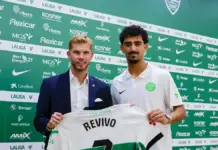 Roy Revivo posa con el director general del Elche, Pedro Schinocca, en su presentación como nuevo jugador.