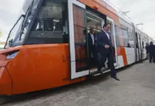 Juanfran Pérez Llorca durante la presentación de los nuevos tranvías del TRAM en El Campello