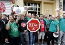 Activistas de la PAH reunidos en una concentración contra un desahucio