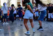 Jóvenes reunidos en Elche durante batallas de “Farmear aura”.