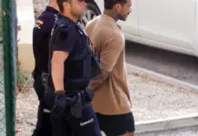 Prisión provisional para el detenido por matar a su pareja en Benidorm Detenido sale del domicilio custodiado por la Policía Nacional tras el asesinato de su pareja en Benidorm