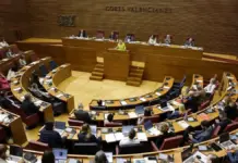 El PP acusa al PSPV de usar los incendios como cortina de humo por la crisis en Ceuta Vista general del hemiciclo durante el pleno de Les Corts Valencianes