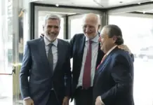 La campaña de camisetas en apoyo a Ceuta de clubes de LaLiga parte de AVE y es voluntaria Vicente Boluda y Juan Roig en una reunión, con otros asistentes, en una foto de archivo.