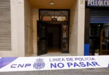 A disposición judicial el joven acusado de matar a golpes a su padrastro en València Vivienda en el barrio de San Isidro de València, lugar de los hechos.