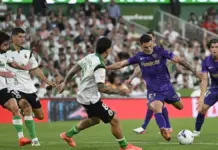 Lucas Cepeda dispara a portería durante un partido en el estadio Sardinero, Santander.