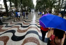 Alicante cierra los parques este jueves por la alerta naranja por lluvias Turistas caminan bajo la lluvia en la Explanada de Alicante.
