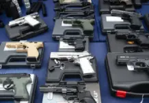 Cae en Figueres uno de los mayores arsenales clandestinos con 644 armas intervenidas Agentes inspeccionan armas intervenidas en un arsenal clandestino en Figueres (Girona).