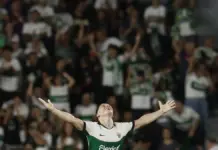 Abiel Osorio celebra un gol en el estadio Martínez Valero ante el Real Madrid