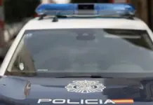 Prisión provisional para el cuarto detenido por el tiroteo mortal entre dos familias en Alzira Coche de la Policía Nacional aparcado en la vía pública
