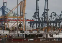 El déficit comercial valenciano supera los 1.100 millones pese al tirón exportador Grúas en el Puerto de València, imagen de archivo