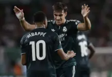Carlos Espí del Real Madrid celebra un gol durante un partido de LaLiga contra el Elche