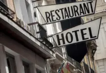 Los hoteles de la Comunitat Valenciana se consolidan como tercer destino de los viajeros españoles en agosto Carteles de un hotel y un restaurante en València