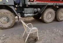 Silla señalizando una alcantarilla obstruida en Paiporta, Valencia, tras la DANA de 2024