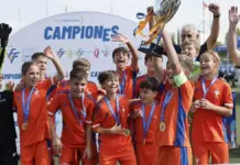 Jugadores de la selección Valenciana sub-12 celebran la victoria en el torneo Tornem!