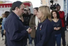 Juanfran Pérez Llorca y Pilar Bernabé conversan a la entrada del centro polivalente de Oliva