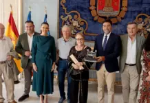 La hija de la primera Bellea del Foc dona a Alicante el abanico que Amparito Quereda lució en 1932