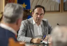 Juanfran Pérez Llorca preside un pleno extraordinario del Consell en una sala institucional