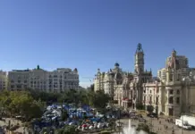 Acampados con tiendas en la plaza del Ayuntamiento de València