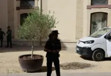 Vehículo de la policía científica de la Guardia Civil ante el Museo de Villena tras el robo del Tesoro