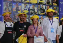 Grupo de ganadores posando en un campeonato de tortilla de patatas en la feria Alicante Gastronómica