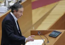 Fernando Pastor, síndic popular en Les Corts, durante un pleno
