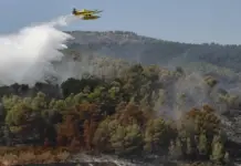 Medio aéreo en labores de extinción de un incendio forestal en Tuéjar.