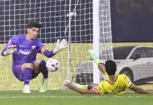 Matías Dituro y Ayoze Pérez durante un partido de LaLiga en el estadio de La Cerámica