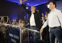 Pérez Llorca encabezará el desplazamiento valenciano al primer mitin de Feijóo en Madrid Alberto Núñez Feijóo junto a Juanfran Pérez Llorca en un acto en Madrid
