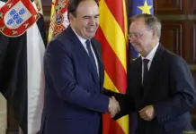 Juan Jesús Vivas conversa con Juanfran Pérez Llorca en un acto oficial