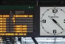 Cartel de salidas y llegadas en la Estación del Norte de València